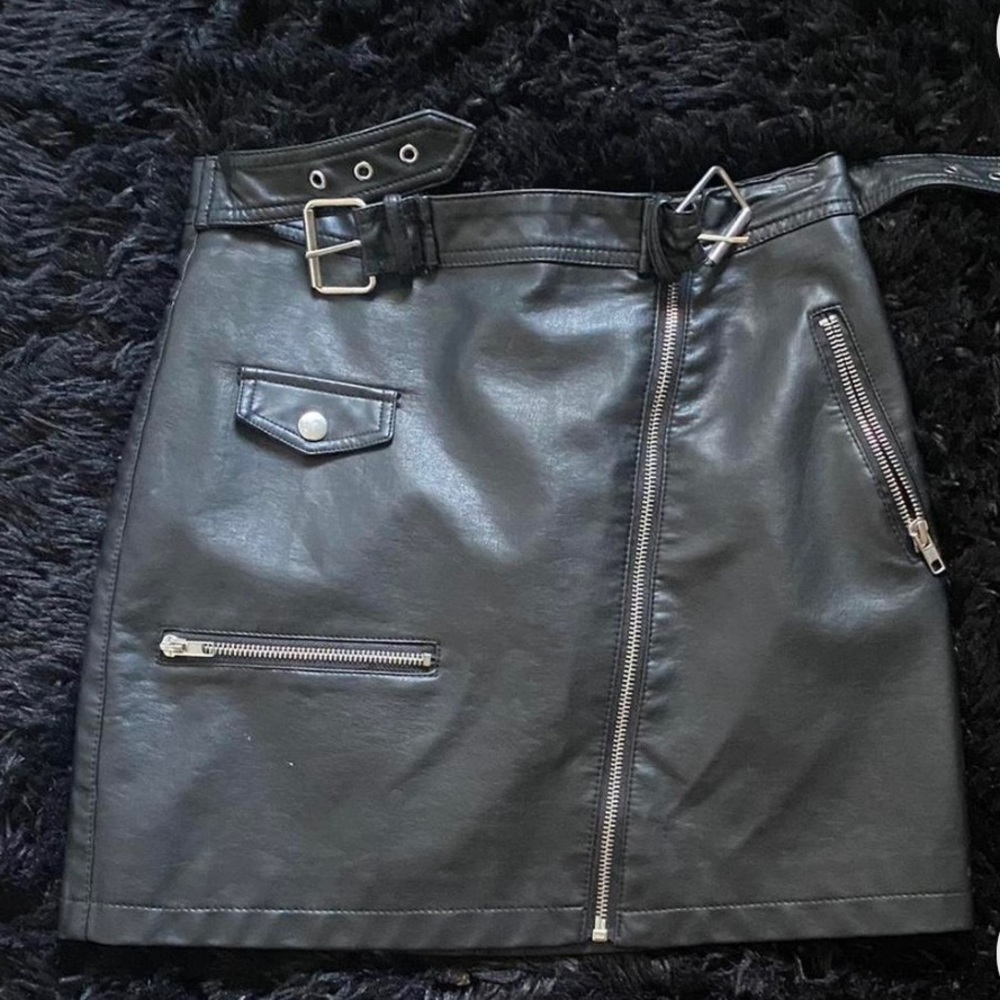 Early 2000’s Forever 21 -Leather skirt